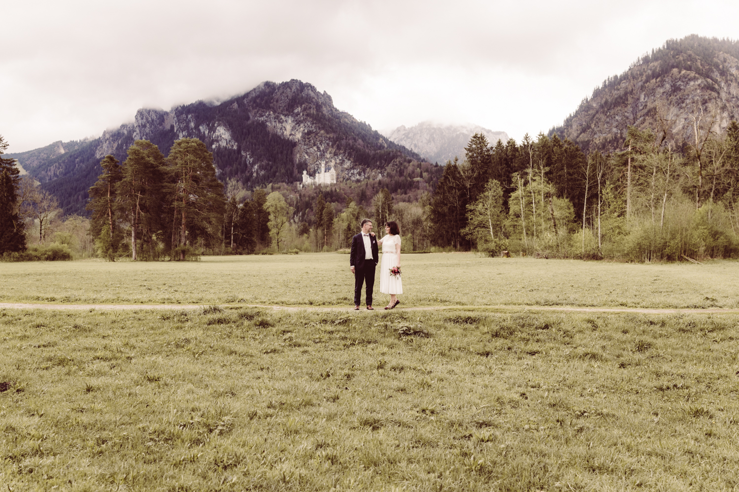 Brautpaar am Hochzeitstag, vor Schloss Nesuchwanstein bei Schwangau und Füssen