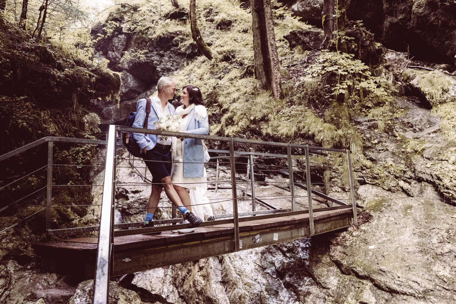 Allgäu-Elopement mit Bachbett, Wanderung und Höhle bei Sonthofen