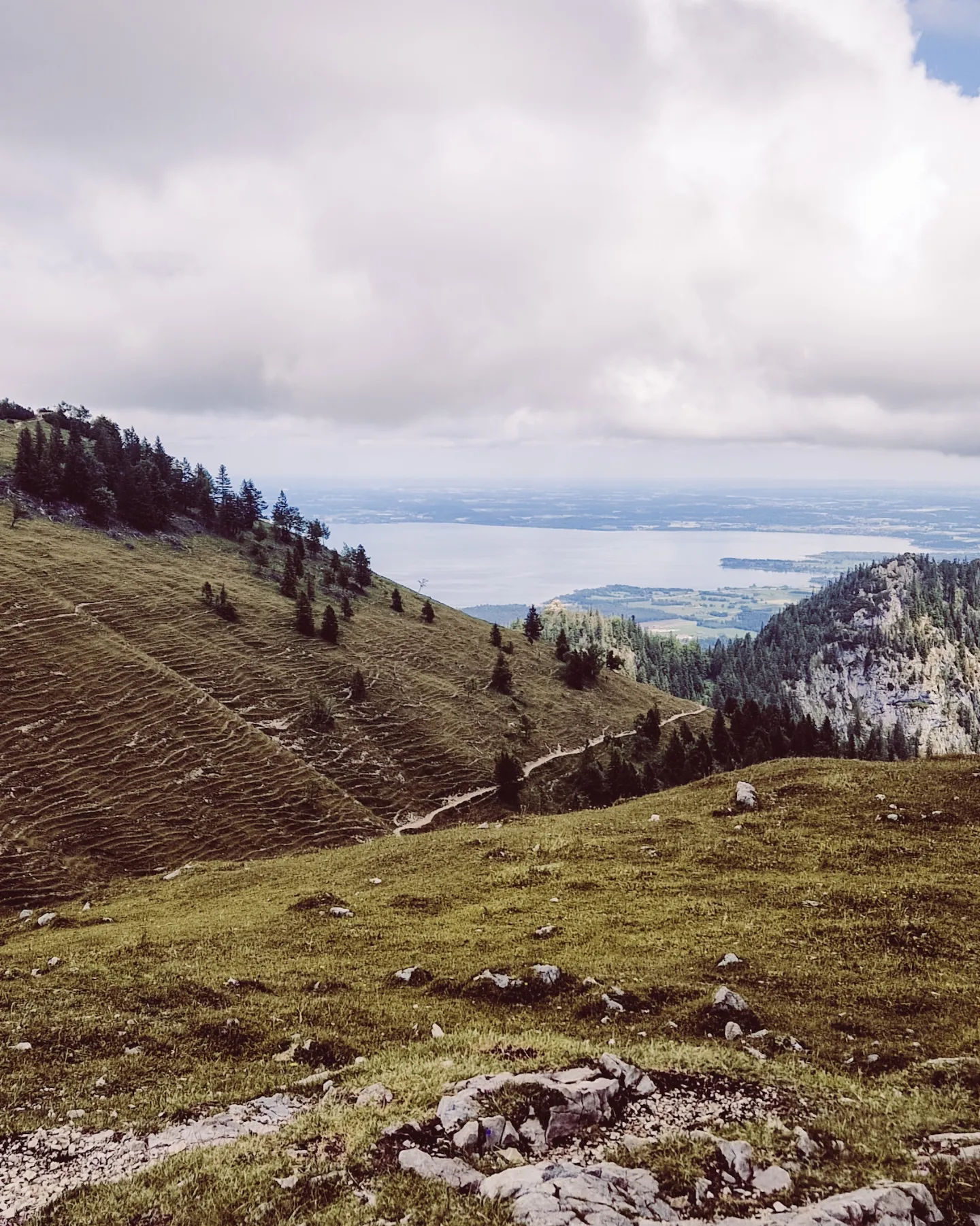 Aussicht von der Steinlingkapelle auf den Chiemsee